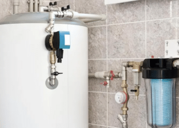 Conservadores critican medida de Biden contra los calentadores de agua