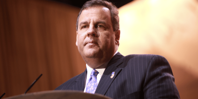Chris Christie intenta subir en encuestas atacando a sus contrincantes republicanos