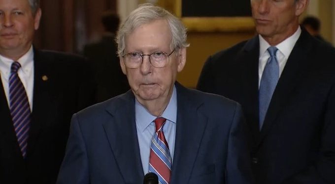 Republicanos cercanos a Trump exigen dimisión de senador tras "congelamiento"
