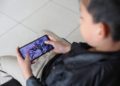 China toma una decisión: Prohibirá el uso de celulares en niños y jóvenes