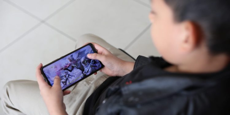 China toma una decisión: Prohibirá el uso de celulares en niños y jóvenes