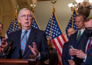 Mitchell McConnell vuelve a "congelarse" durante rueda de prensa y aviva rumores sobre su salud