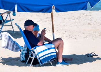 Biden toma vacaciones mientras Maui está sumergida en el caos