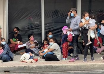 Liberan cientos de inmigrantes ilegales en McAllen, Texas
