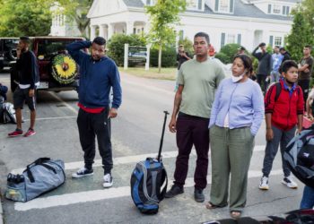 Massachusetts pidió a sus residentes alojar inmigrantes en sus hogares tras declarar emergencia