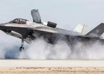 En tierra y hecho pedazos: encuentran avión de combate que desapareció en Estados Unidos