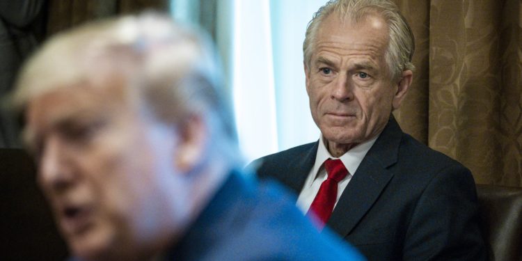 Peter Navarro, exasesor de Trump, es declarado culpable de desacato al Congreso