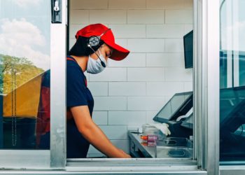 California aumenta el salario mínimo a empleados de comida rápida pero no mejora sus condiciones