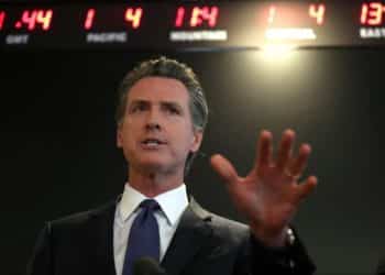 Gancho de derecha: Gobernador demócrata de California confiesa que sus hijos consumen contenido conservador