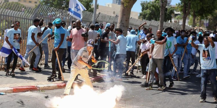 Enfrentamientos entre eritreos dejan 150 heridos en Israel: Gobierno contempla su deportación