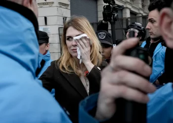Argentina: Rocían con gasolina a candidata de Milei a diputada en la Legislatura