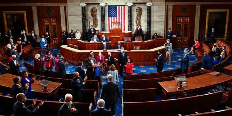 Republicanos buscan prohibir ante el Congreso los libros con contenido sexual en escuelas