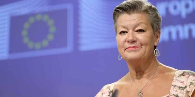 Comisaria de la UE es captada tejiendo en plena sesión del Parlamento Europeo