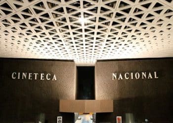 Hombre transgénero ingresa a baño de mujeres en cine de México y genera revuelo