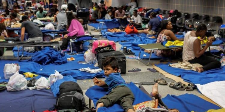 Aeropuerto de O’Hare, en Chicago, se convierte en refugio improvisado de indocumentados