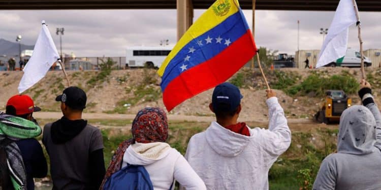 Con bandera en mano, inmigrantes venezolanos reclamaron isla de Texas