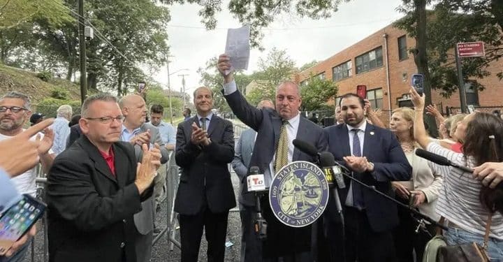 Juez de Nueva York prohíbe uso de escuela como albergue de migrantes
