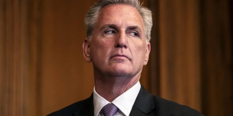 Kevin McCarthy anuncia una investigación formal de juicio político contra Joe Biden