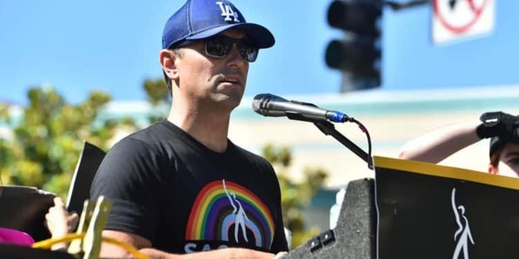 Alcalde demócrata se hace viral, luego de dejarse azotar por un drag queen