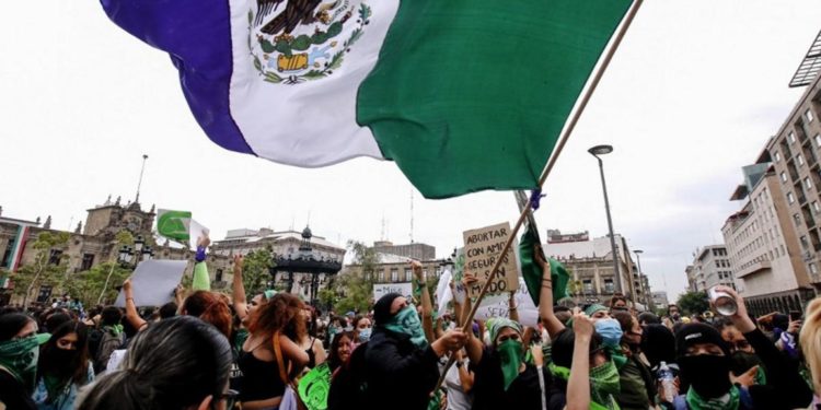 Tras fallo de la Suprema Corte, abortar es legal en todo México