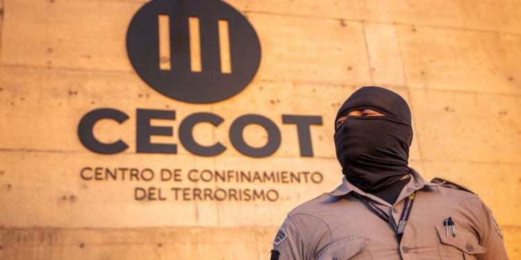 Desde la "Mega-Cárcel", reo asegura que autoridades no violan los DDHH en El Salvador