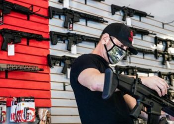 Biden asigna a activista "anti-policial" como jefe de la Oficina de Control de violencia armada