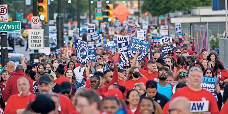 EE.UU. encara inédita huelga simultánea en el poderoso sector automotriz con grandes implicaciones políticas