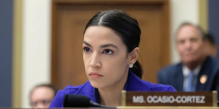 Llueven críticas sobre Alexandria Ocasio tras responsabilizar a EE.UU. por crisis migratoria de Venezuela