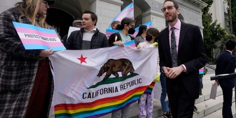 California: Demócratas aprueban proyecto de ley que retira custodia a los padres que se resistan a la transición de género de sus hijos