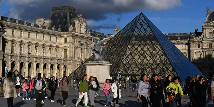 Alerta terrorista en Francia: evacuaron el Museo del Louvre de París y el Palacio de Versalles
