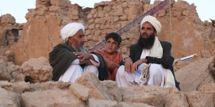 Masiva cifra de muertos y heridos en Afganistán, luego de terremoto que remeció oeste del país