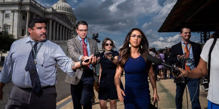 Congresista Boebert que fue expulsada de teatro por actos sexuales, utilizó dinero de campaña para su "cita"