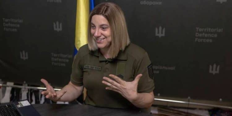 Estadounidense transgénero vuelve a ser vocero militar de Ucrania para occidente