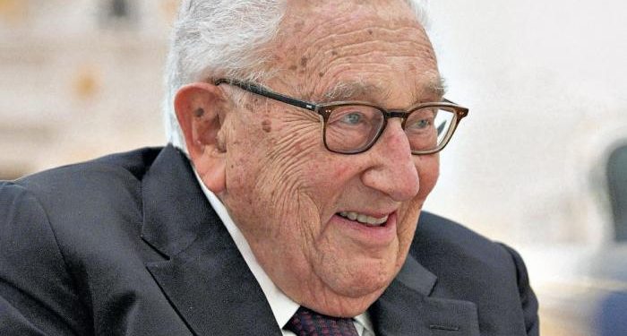 Henry Kissinger critica la política migratoria de Alemania y su relación con las manifestaciones en Oriente Medio