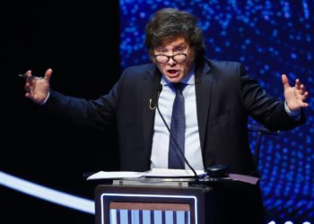 Presidente de Argentina denuncia a Javier Milei por causar supuesta "inestabilidad" económica