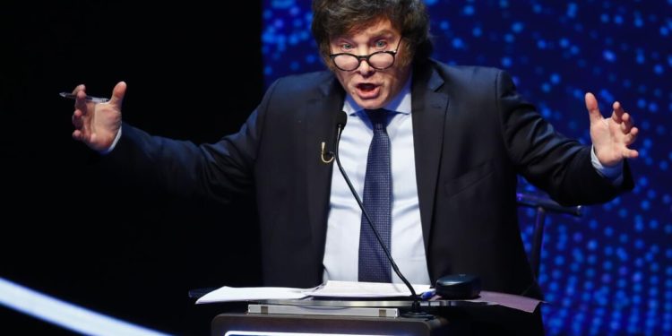 Presidente de Argentina denuncia a Javier Milei por causar supuesta "inestabilidad" económica