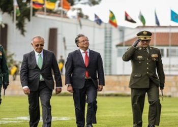 Gustavo Petro fue recibido entre gritos e insultos durante ceremonia de ascensos policiales