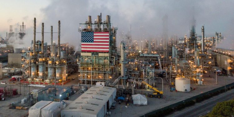 Producción petrolera en EE.UU alcanza récord mientras guerra en Medio Oriente aviva temores sobre el suministro