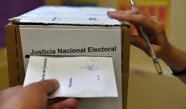 Cierran las urnas electorales en Argentina con una participación del 74%