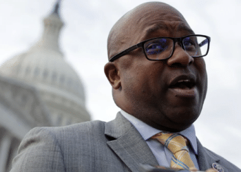 Congresista demócrata que activó alarma de incendios en el Senado admite que no sabe cómo abrir una puerta (Comunicado)