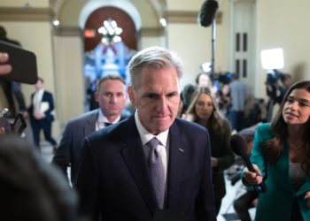 Kevin McCarthy se enfrenta a intento de destitución tras evitar el cierre del Gobierno