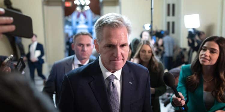 Kevin McCarthy se enfrenta a intento de destitución tras evitar el cierre del Gobierno