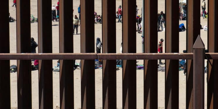 Tras generar una crisis migratoria sin precedentes, Biden planea reforzar muro fronterizo