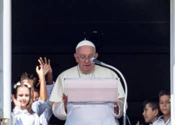 Papa Francisco insinúa que la Iglesia debería aceptar el matrimonio entre parejas homosexuales
