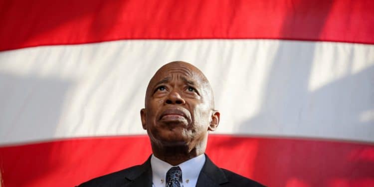 Alcalde de Nueva York enfrenta demanda por aparente agresión sexual