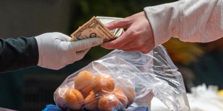 Estadounidenses gastan al mes 680 dólares más que hace dos años para cubrir sus necesidades básicas