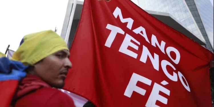 Hackers “tienen fe”: SistemFail ataca web de Migración Perú para evitar requisas a migrantes venezolanos en las afueras del Estadio Nacional de Lima