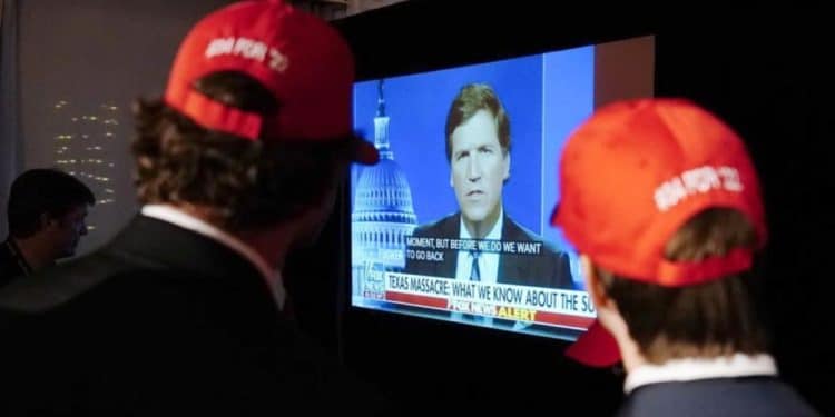 Tucker Carlson en España: ex conductor de FOX News se retrata con líder de VOX durante protesta en Madrid