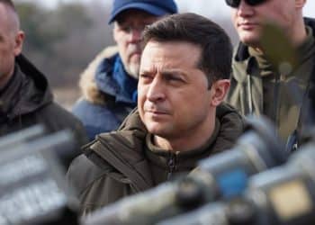 Zelesnki y la otra guerra: adversarios claman por comicios presidenciales en 2024