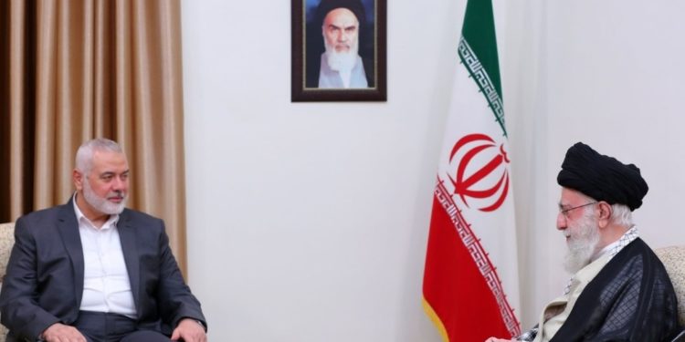 Líder de Irán rechaza la invitación de Hamás a la guerra "por no avisar del ataque a Israel"